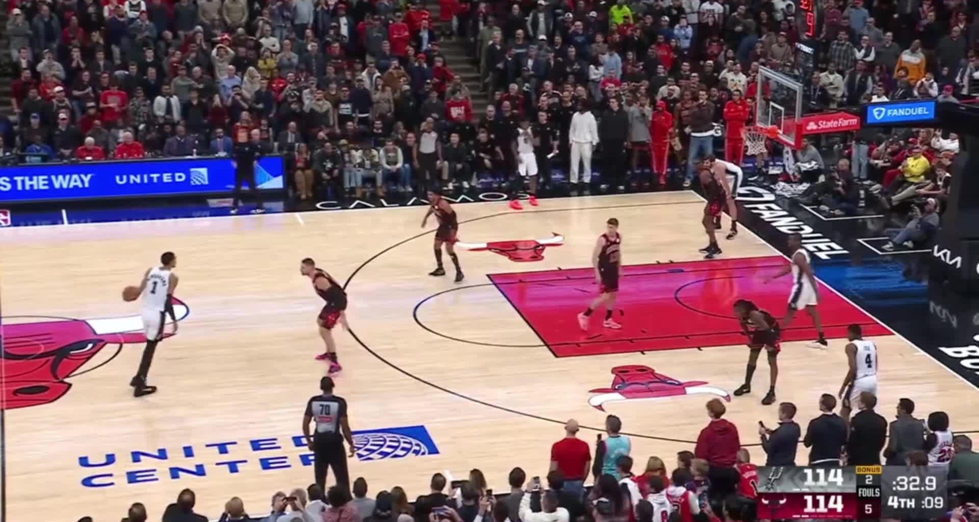 [Highlight] Wemby with the iso 3 on Vucevic to put the Spurs up 3 with 27.1 seconds left!