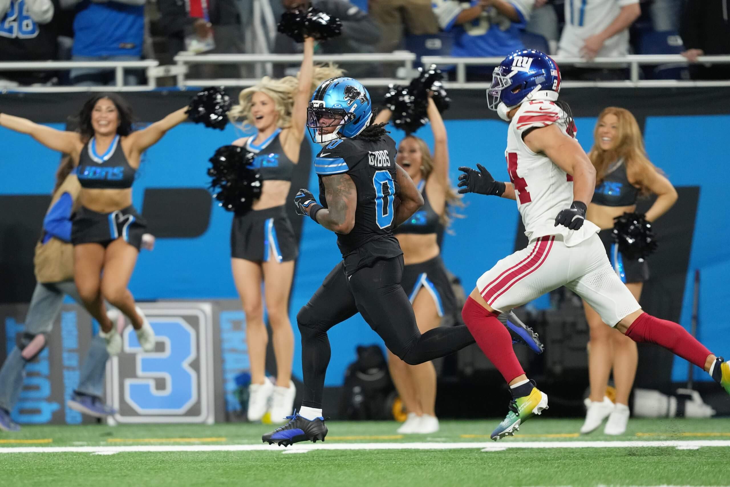 Lions RB Jahmyr Gibbs scores a touchdown in overtime against the Giants.
