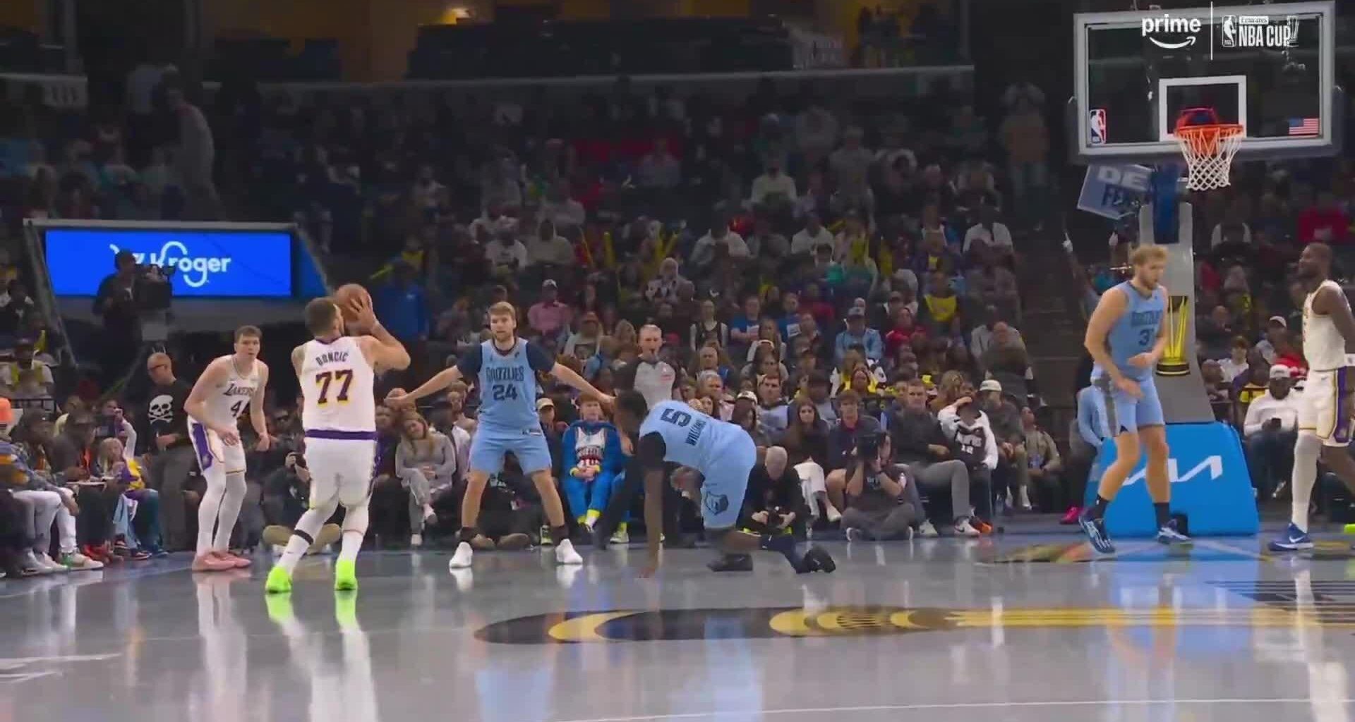 [Highlight] Luka Doncic cooks Vince Williams so badly he loses his shoe