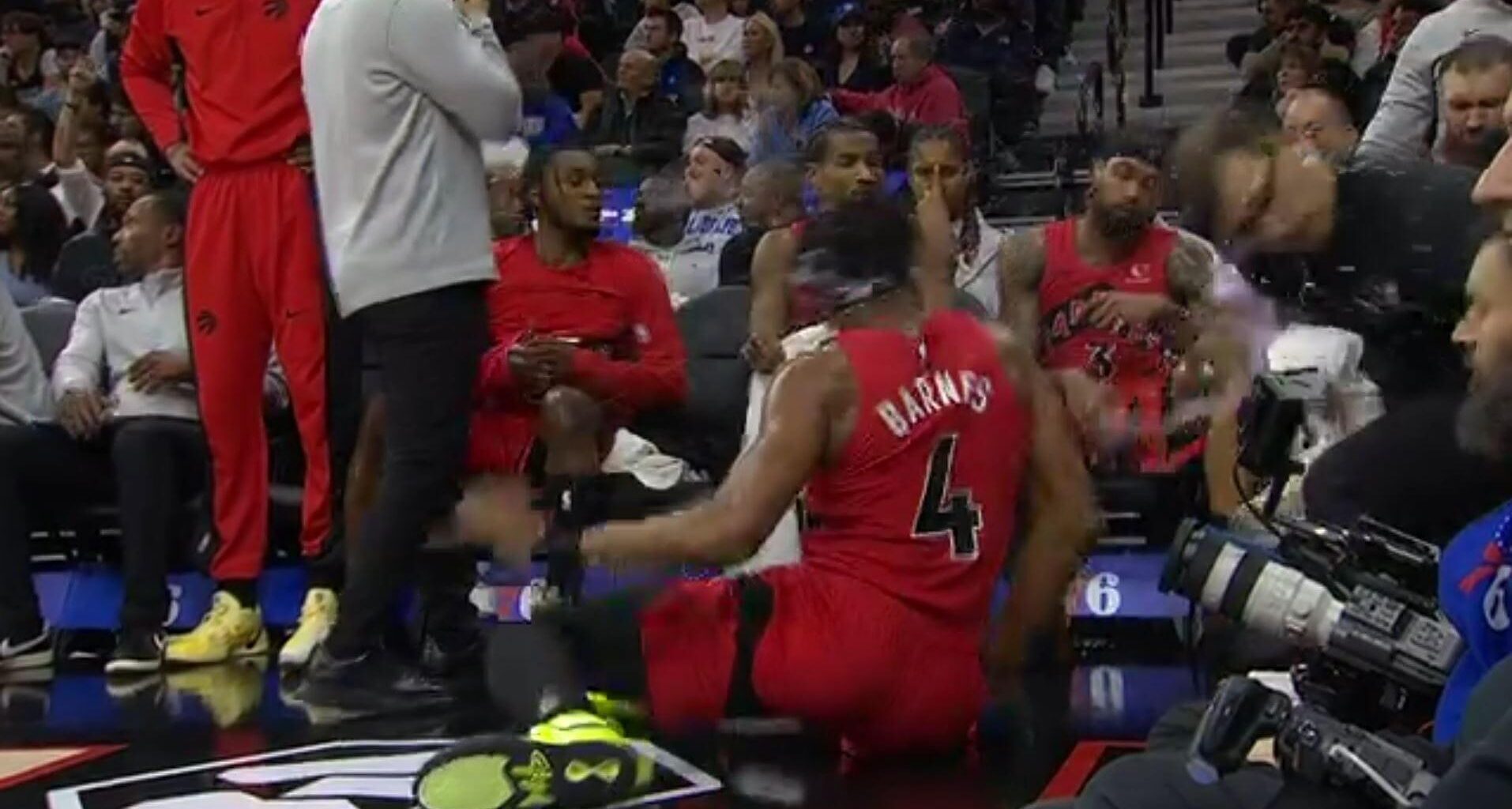 [Highlight] Brandon Ingram slams a water bottle on the floor, splashing floor cleaner, staff members, players and cameraman