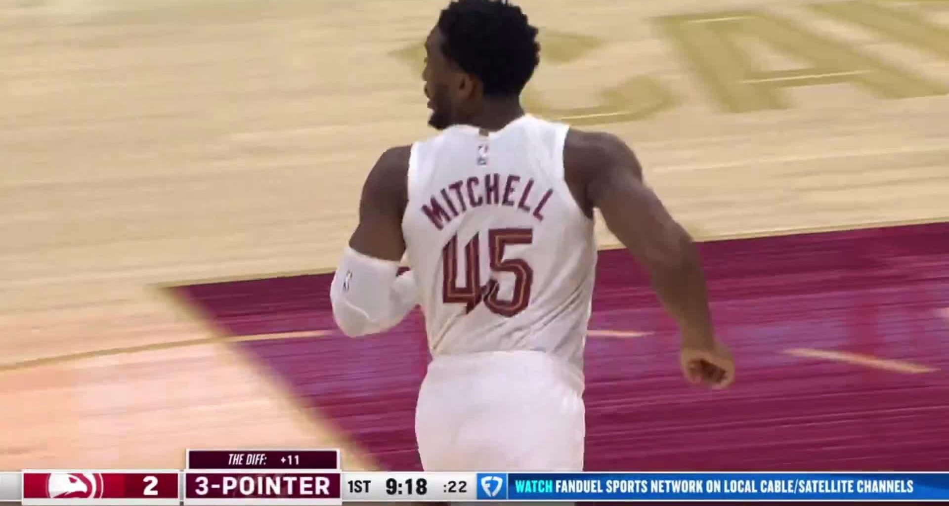 [Highlight] Donovan Mitchell uses the triple threat to perfection to get the open three