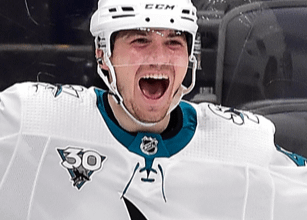 What style of game does John Leonard play?