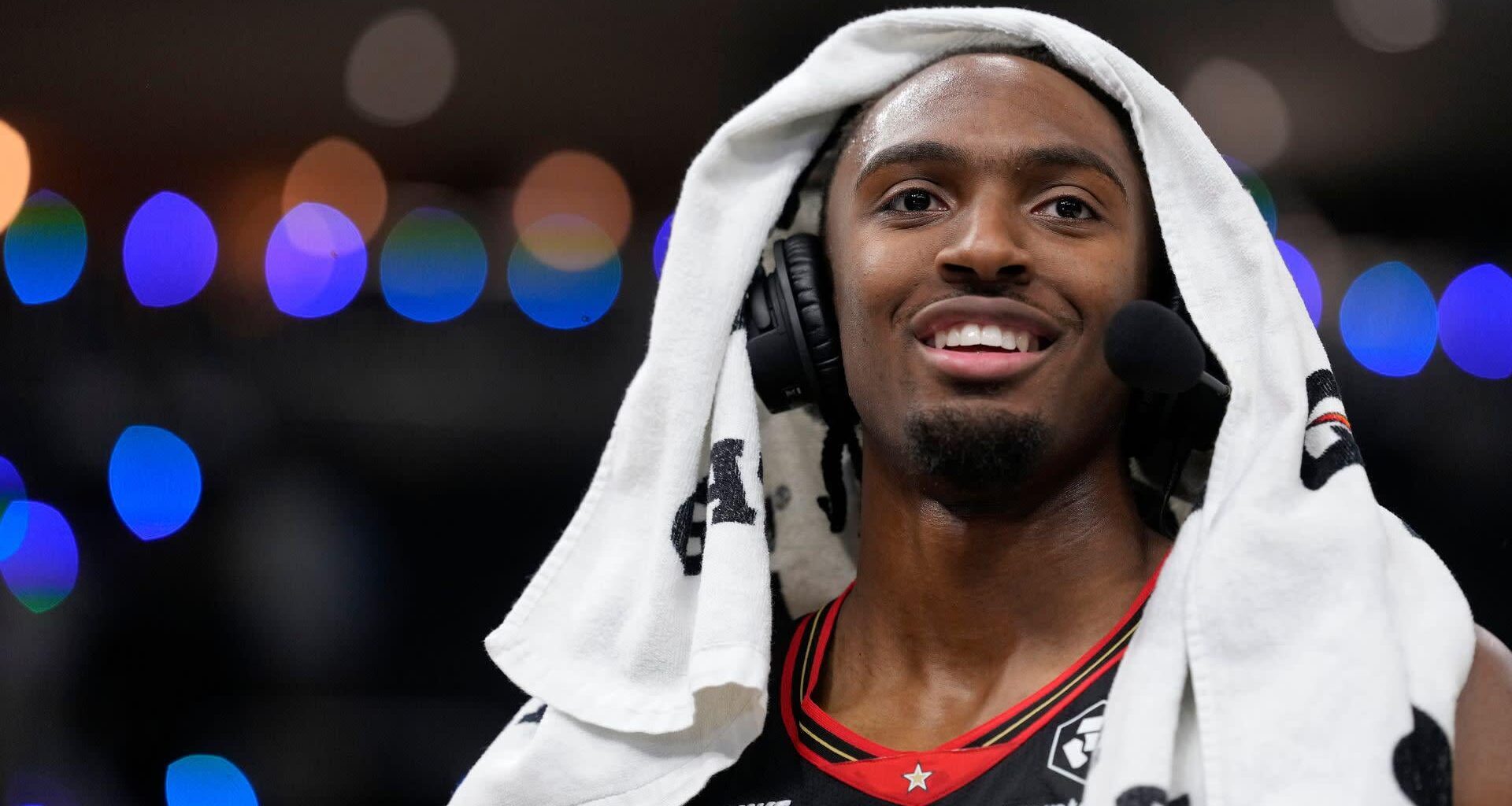 Tyrese Maxey Gives 3,000 Turkey Dinners to Families Across Philly