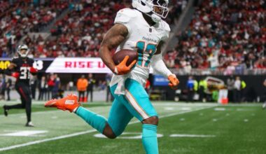 [Rapoport] Dolphins will "at least consider" trade offers for Jaylen Waddle.