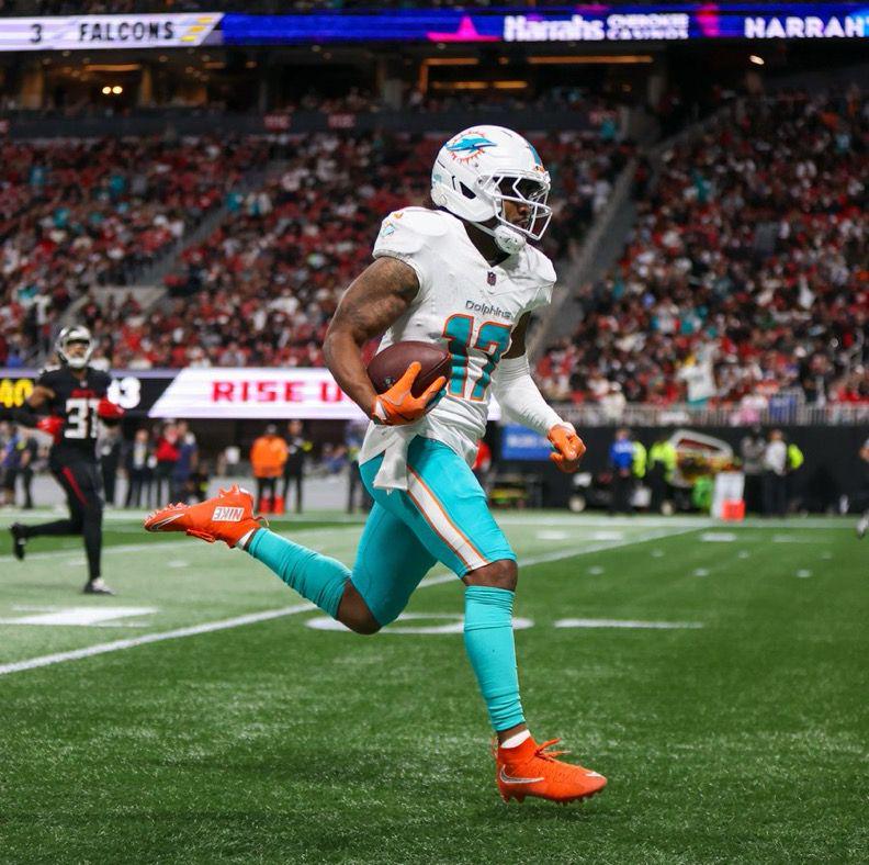 [Rapoport] Dolphins will "at least consider" trade offers for Jaylen Waddle.