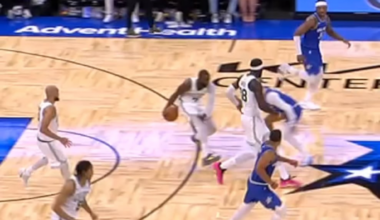 Jaylen Brown navigates traffic then jam [3rd qtr]