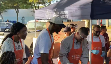 Bam, Tyler & A’ja handing out full Thanksgiving dinners in Liberty City today