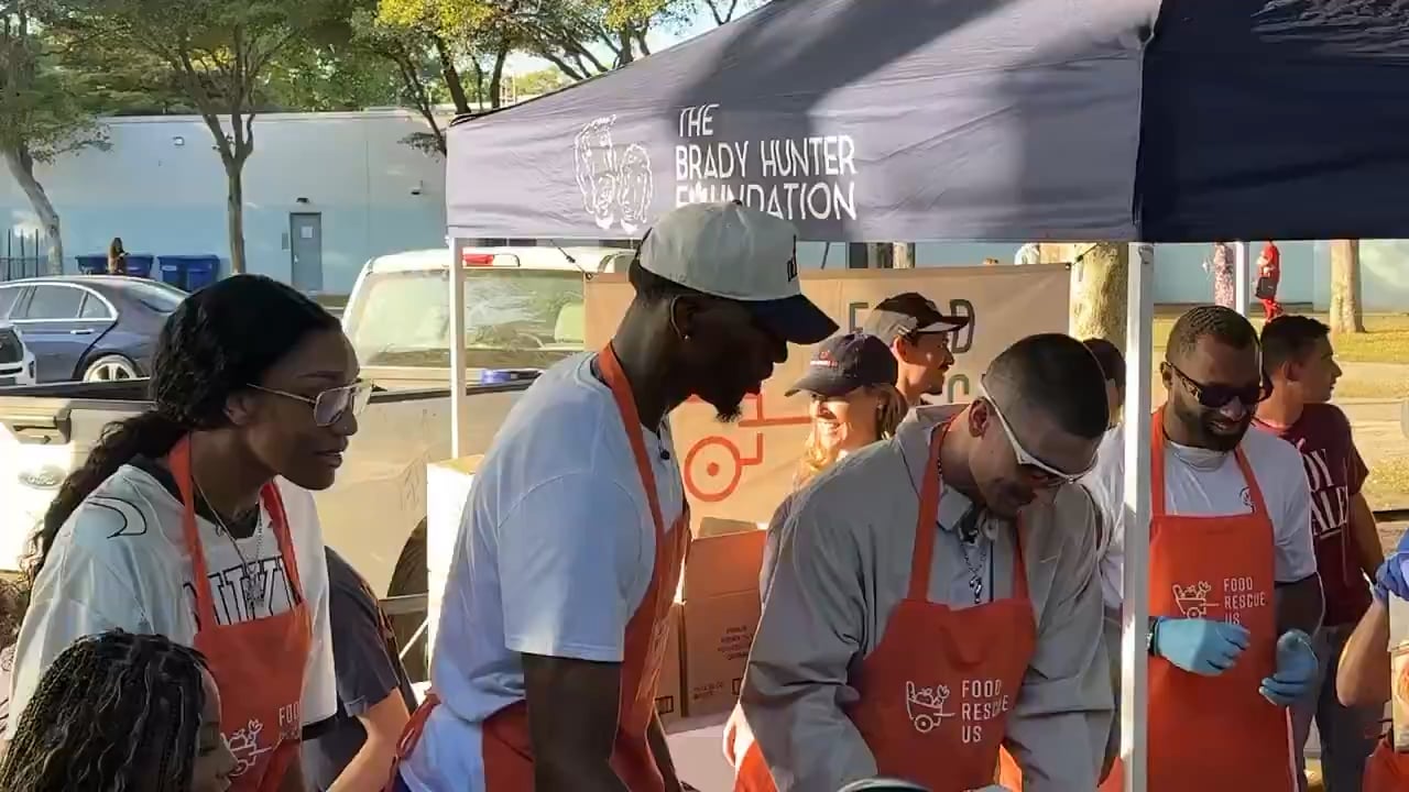 Bam, Tyler & A’ja handing out full Thanksgiving dinners in Liberty City today