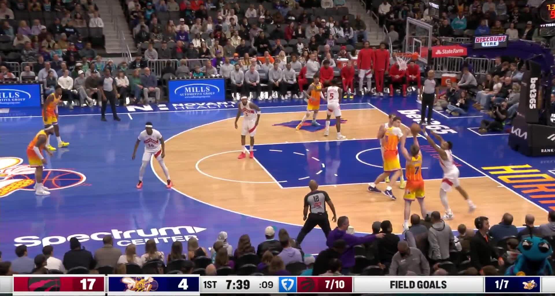 [Highlight] Kon Knueppel catches it in the corner, relocates, and hits a three-pointer. He is the NBA's leading rookie scorer, averaging 18.3 points per game