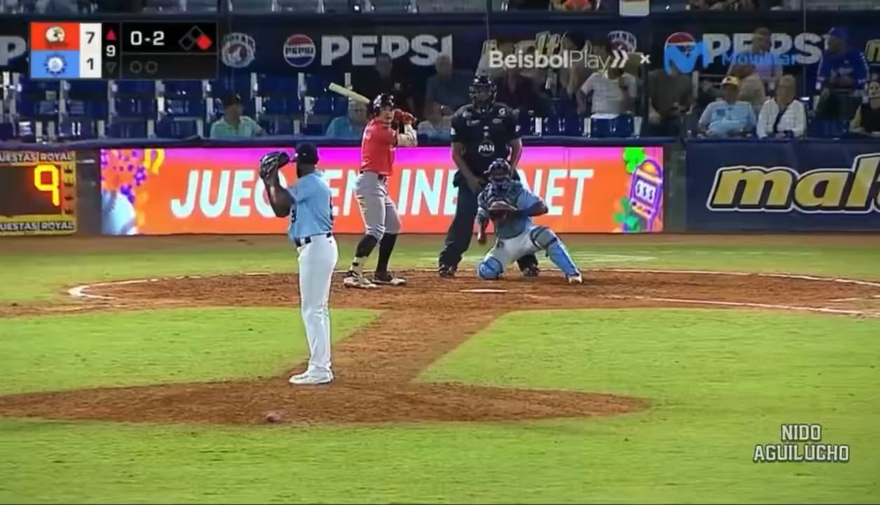 🇻🇪A dangerous pitch in the Venezuelan Winter League — the pitcher threw the ball toward the batter who had just called for time.