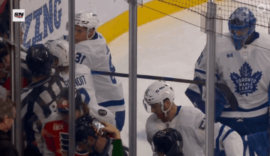 Former Ducks goalie Anthony Stolarz pulls ex-teammate Trevor Zegras out of a scrum in Philly. Must give credit to Stolie caring about Z even when they're not together anymore.