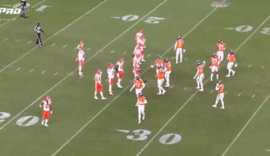 2nd+10 play on Chiefs' final drive. Broncos' Dre Greenlaw, Justin Strnad, Talanoa Hufanga see this play before it happens. Greenlaw points like he knows Rashee Rice is coming in motion to left. Watch Talanoa Hufanga gesture he's checking Rice. Broncos just swallow this up