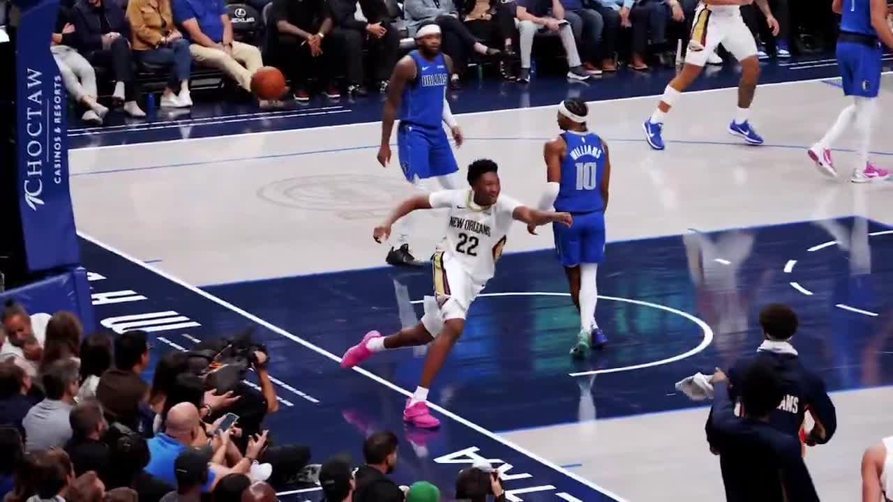 [Highlight] Derik Queen spins around the defender and sticks his tongue out at his bench before the flush