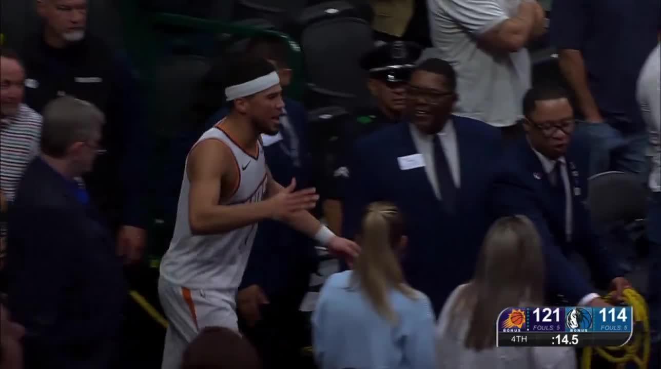 [Highlight] Devin Booker makes a young fans day after diving out of bounds