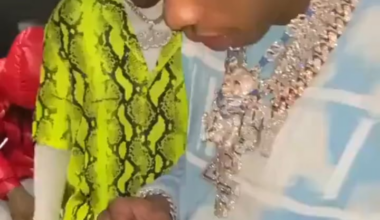 Mecole Hardman letting Josh Allen wear his Super Bowl rings.