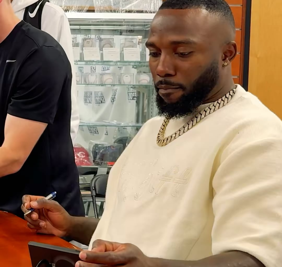 On August 21st, Randy Arozarena visited a local sports memorabilia shop. A young Mariners fan asked him about his gold chain and Randy let him try it on