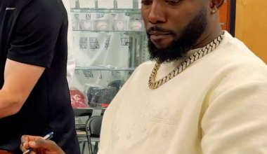 On August 21st, Randy Arozarena visited a local sports memorabilia shop. A young Mariners fan asked him about his gold chain and Randy let him try it on