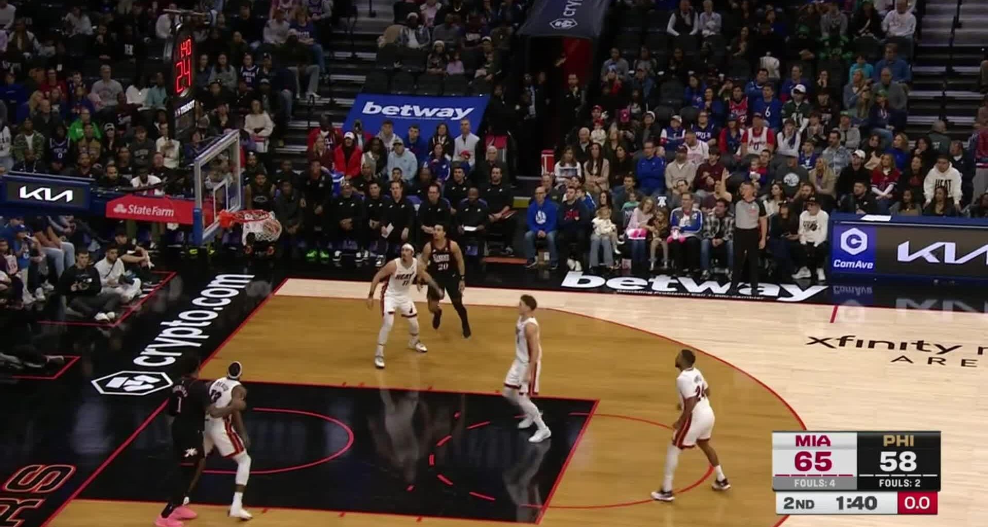 [Highlight] Tyrese Maxey makes the desperation turnaround 3-point shot to beat the shot clock