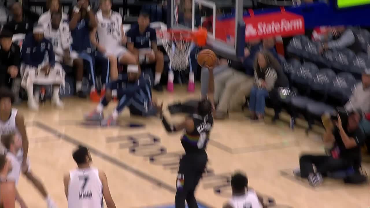 [Highlight] Big Honey has the Grizzlies announcers in awe after his audacious dime to Watson in crunch time!