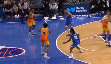 Wallace to Holmgren 4d slam (3rd qtr)