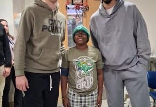 [Lockedinjb] Jayson Tatum and Sam Hauser surprised a young Celtics fan at Boston Children’s Hospital. They also brought a championship ring for him to try on 💚