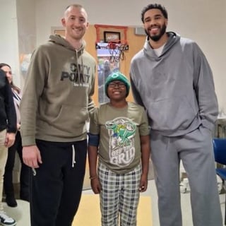 [Lockedinjb] Jayson Tatum and Sam Hauser surprised a young Celtics fan at Boston Children’s Hospital. They also brought a championship ring for him to try on 💚