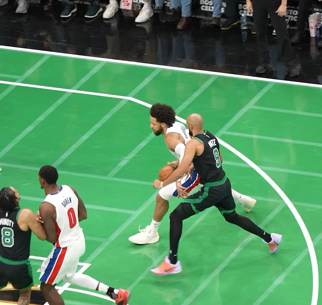 [Celtics on CLNS] This sequence was wild. Amari Williams blocks Cade ➡️ Scheierman no-look pass ➡️ Minott gets fouled