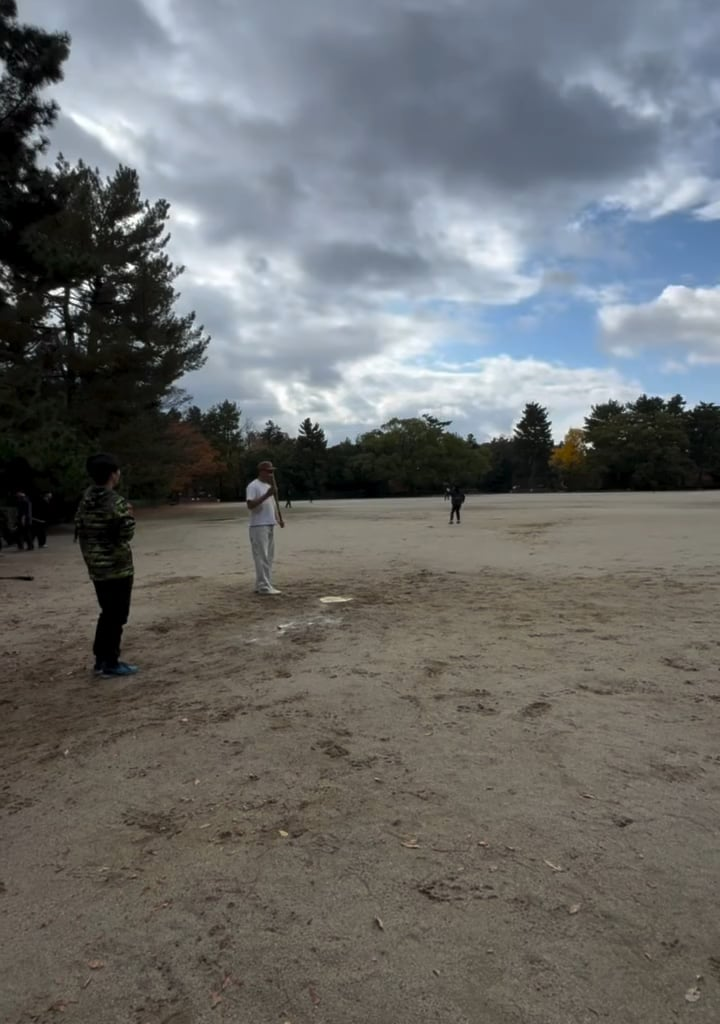 [Highlight] Trevor Plouffe travels to Japan, pulls up to a field, launches an absolute nuke off a kid