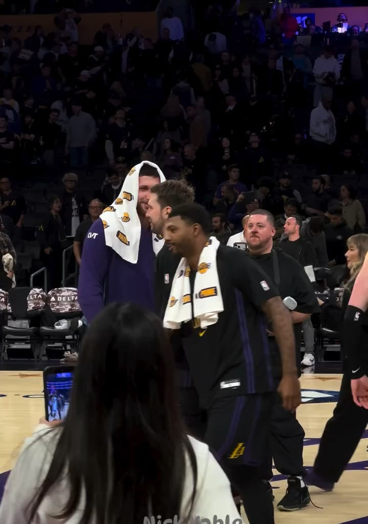 Luka congratulates AR but AR flips him off instead