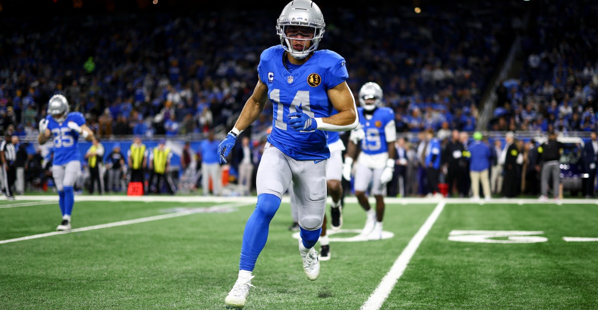Amon-Ra St. Brown injury news: Lions WR heads to locker room