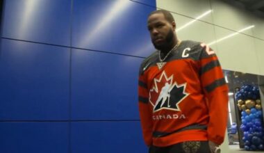 Just love seeing Montreal-born Vladdy Guerrero Jr. rocking a Marie-Phillip Poulin Team Canada 🇨🇦 jersey before Game 7 of the World Series ⚾️