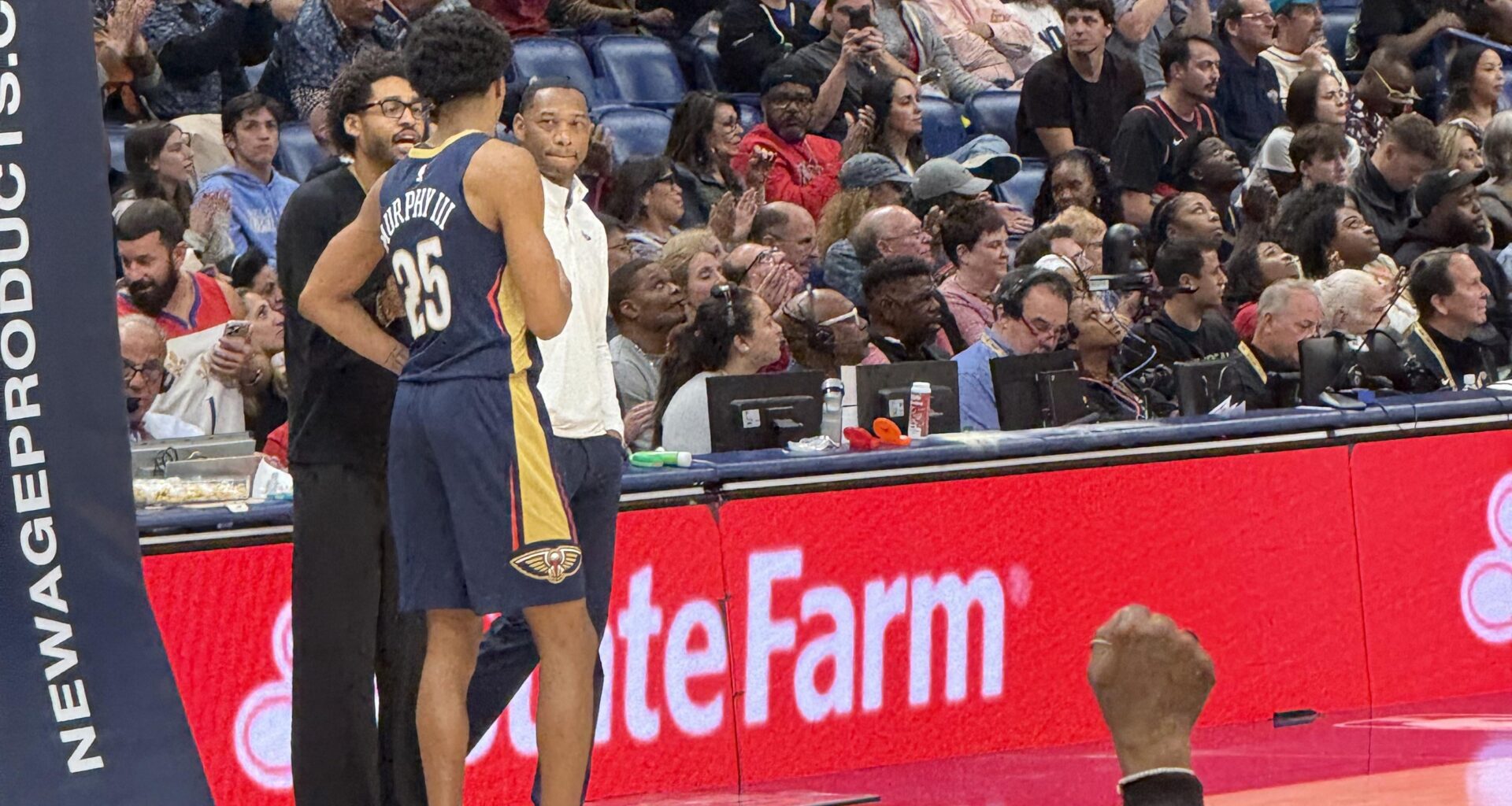 Jp coaching em up while Willie is sitting there with hands in his pockets