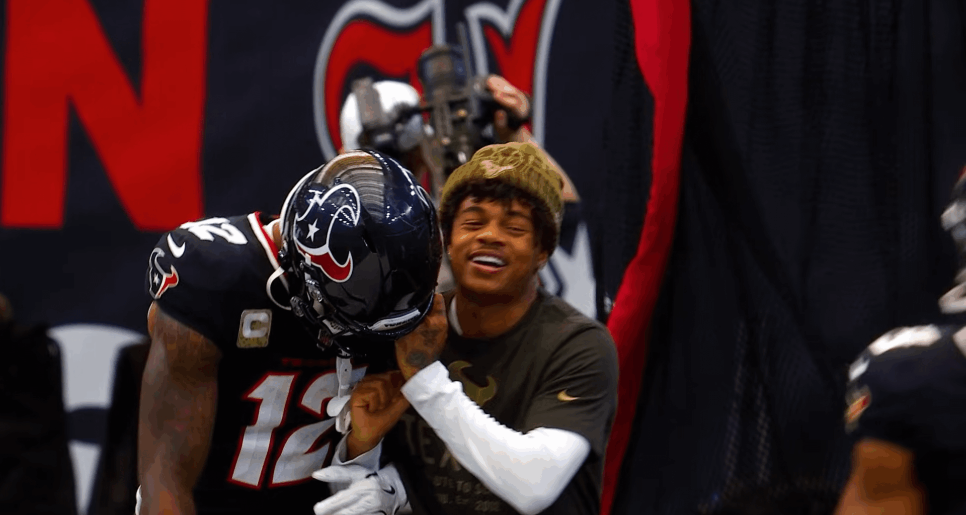 Seeing Tank Dell happy on the sidelines last week joking around with Nico Collins in this week's game preview warmed my heart. Can't wait till he is back on the field. 🤘