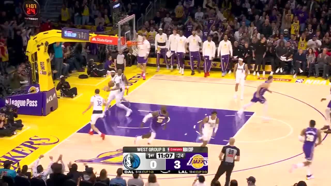 [Highlight] Luka Doncic lobs to LeBron James for the slam dunk