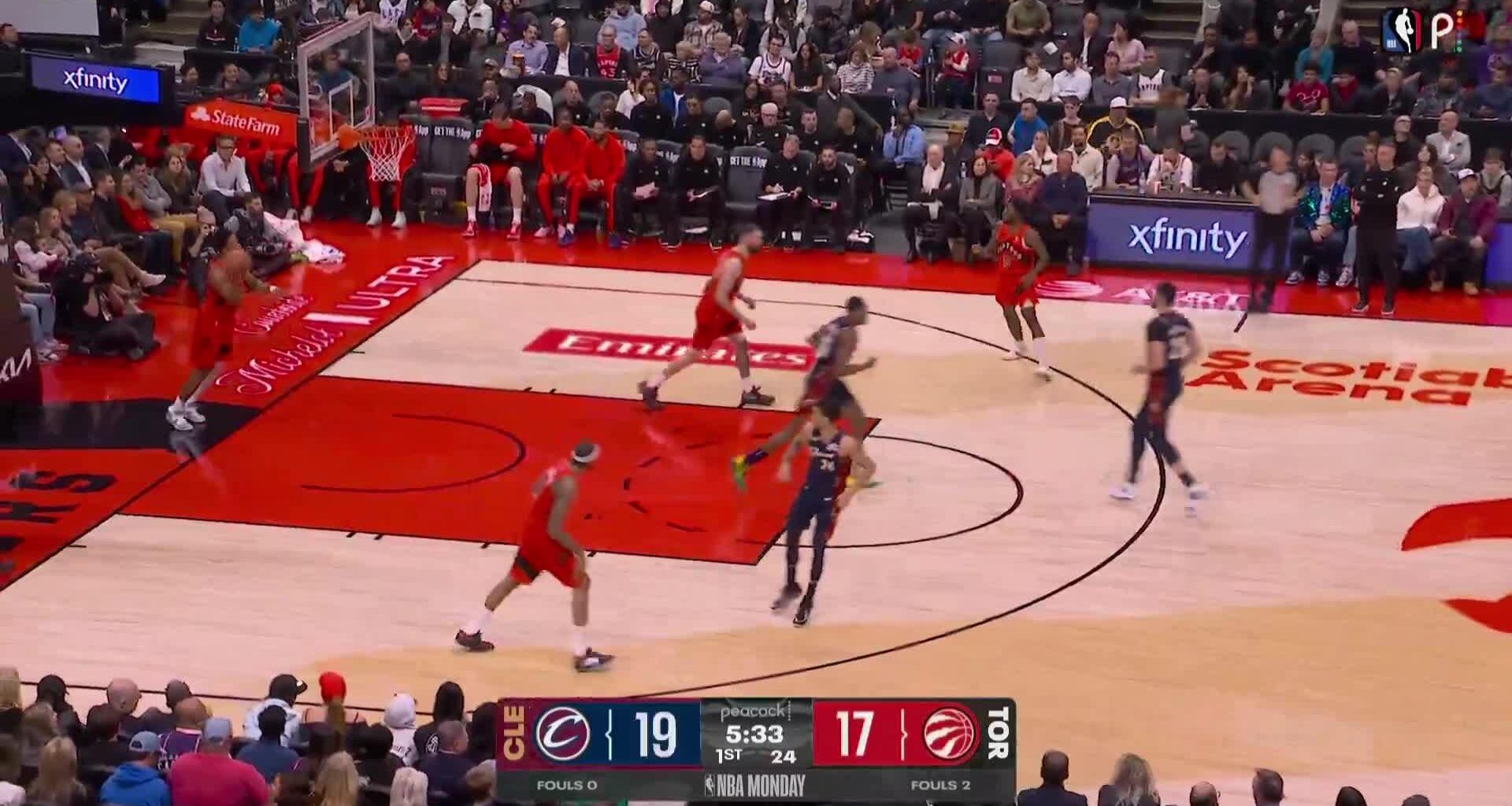 [Highlight] Lonzo Ball fakes a deep three into a lob for Tomlin