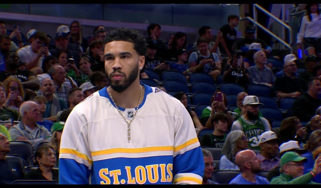 [B/R OpenIce] Jayson Tatum rocking the Blues Winter Classic sweater tonight 🥶
