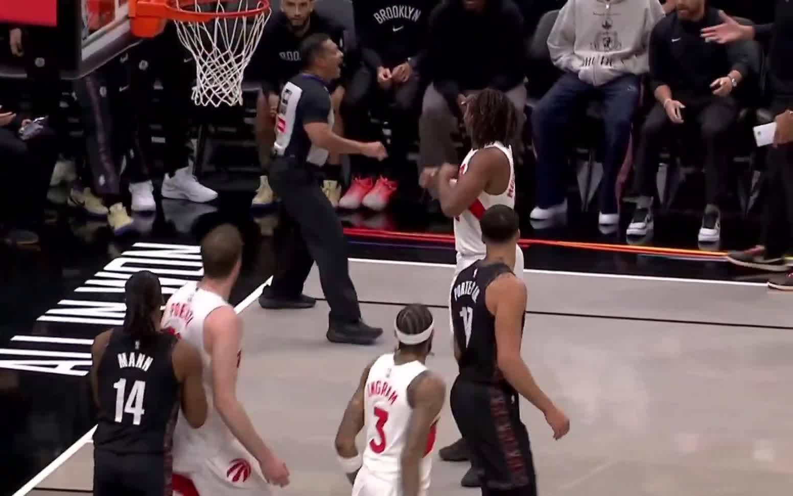 [Highlight] Referee Bill Kennedy makes the travel call with a visual demonstration