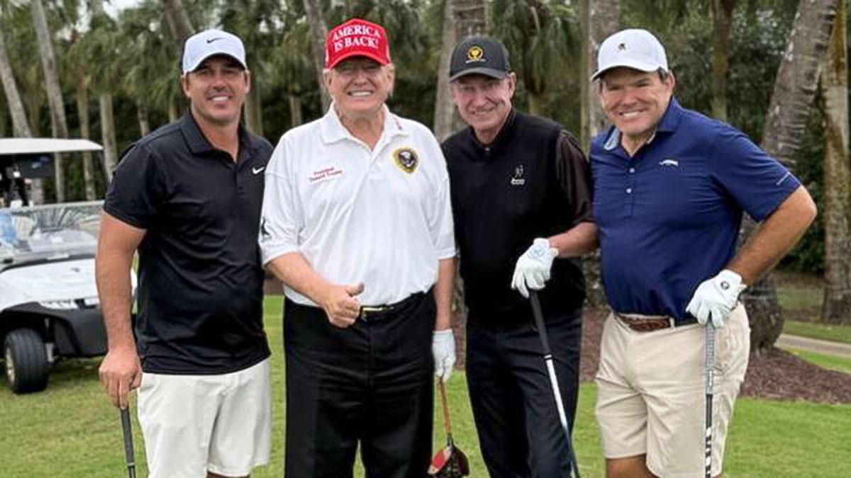 Brooks Koepka, President Donald Trump, Wayne Gretzky and Bret Baier pose
