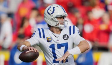 Report: Daniel Jones has a fracture in fibula, plans to keep playing