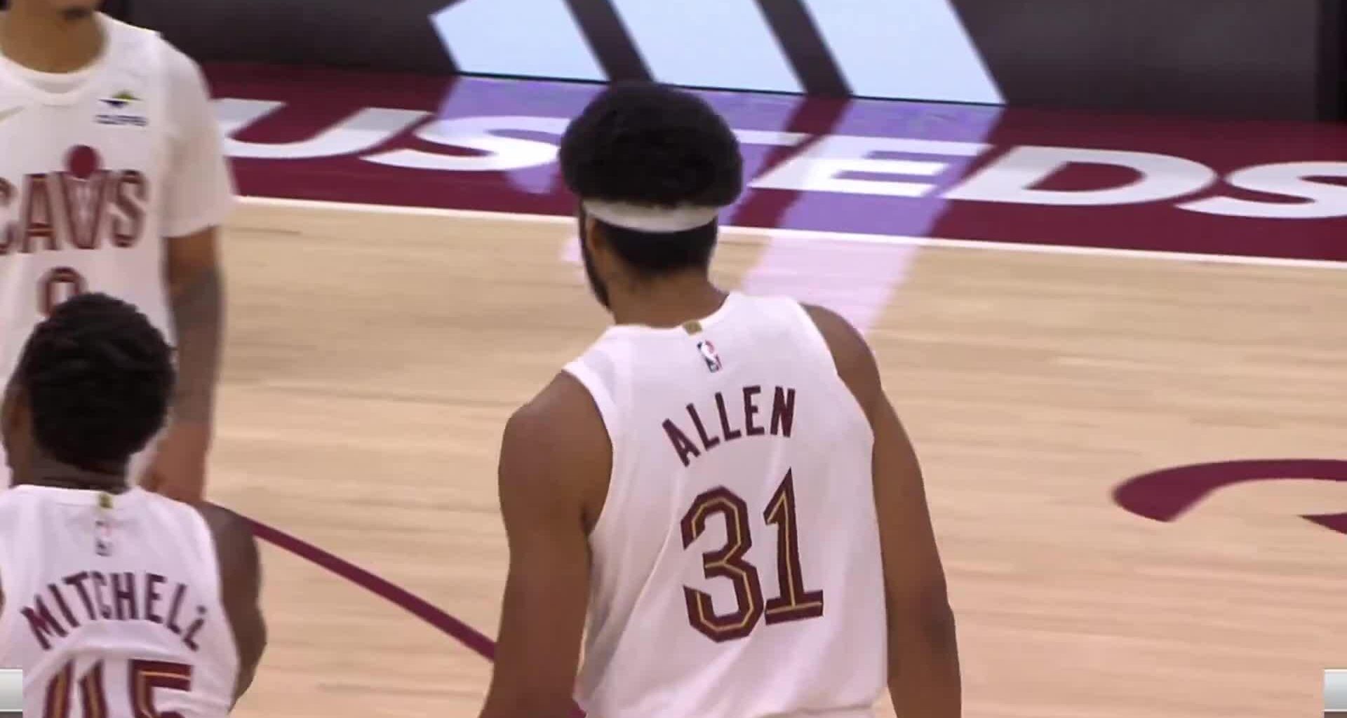 [Highlight] Donovan Mitchell spins and deals a no-look feed around the help defender to Allen for the floater