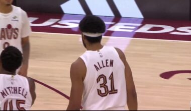 [Highlight] Donovan Mitchell spins and deals a no-look feed around the help defender to Allen for the floater