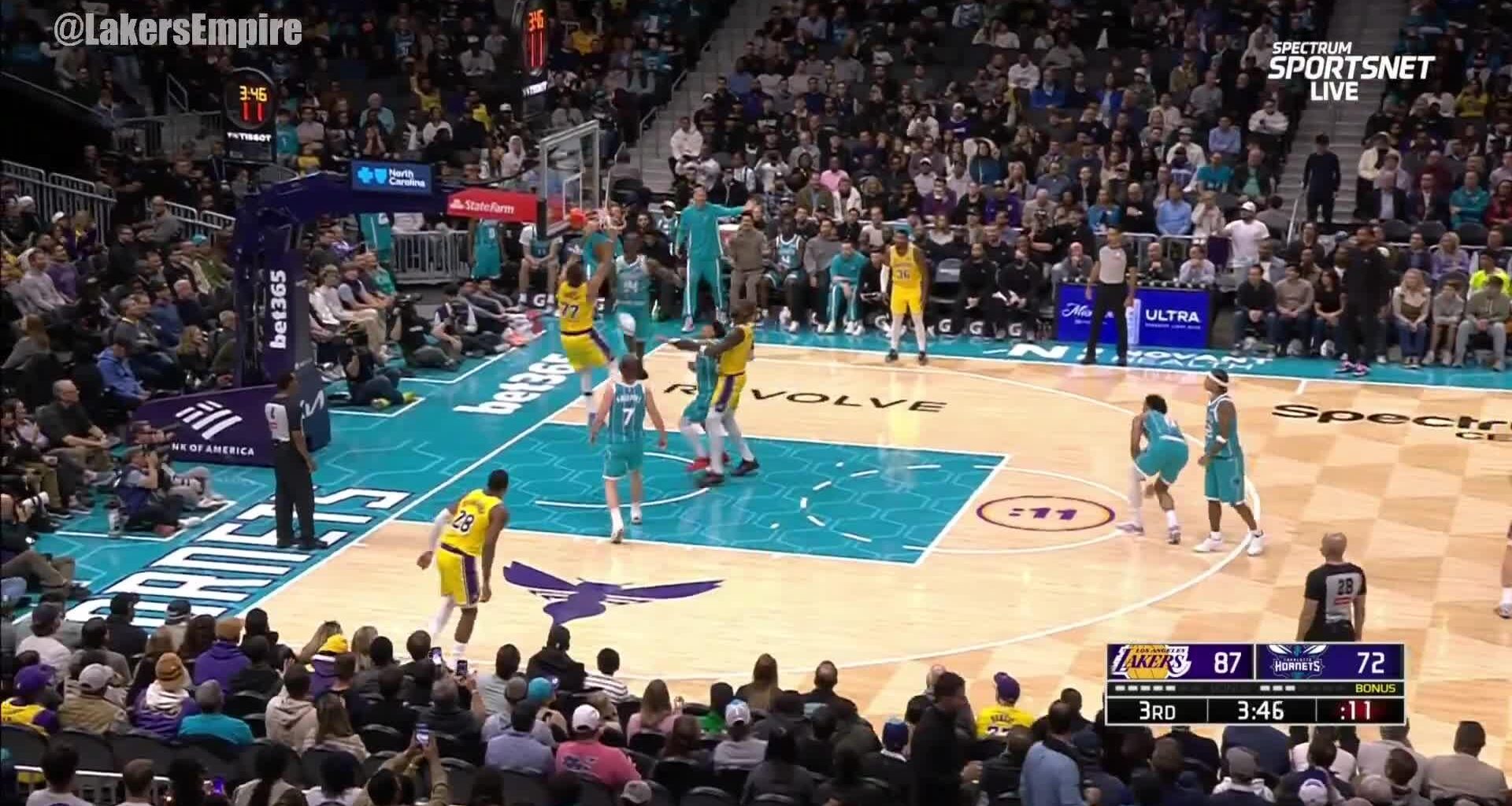 [Highlight] Luka drives down the lane and dunks it