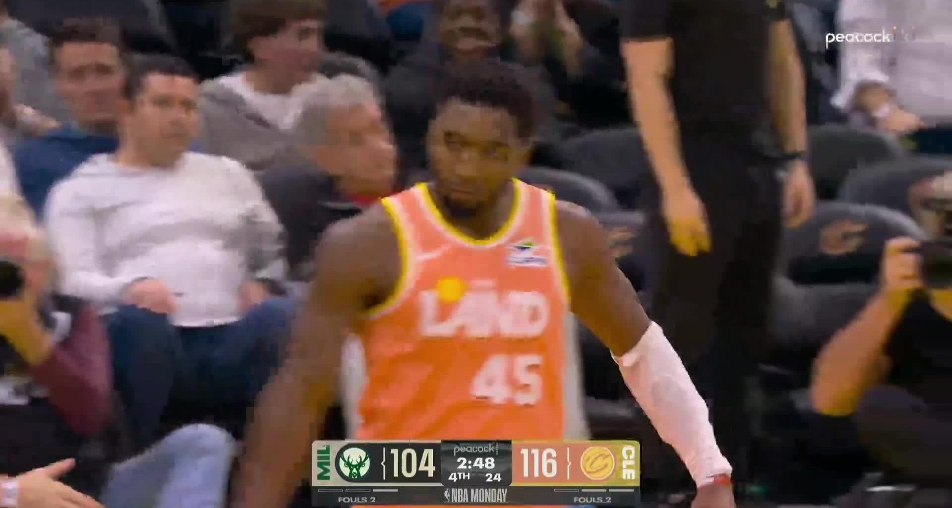 [Highlight] Donovan Mitchell gets into the paint and dumps it down to Mobley for the wide open dunk