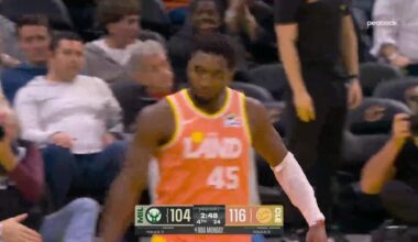 [Highlight] Donovan Mitchell gets into the paint and dumps it down to Mobley for the wide open dunk