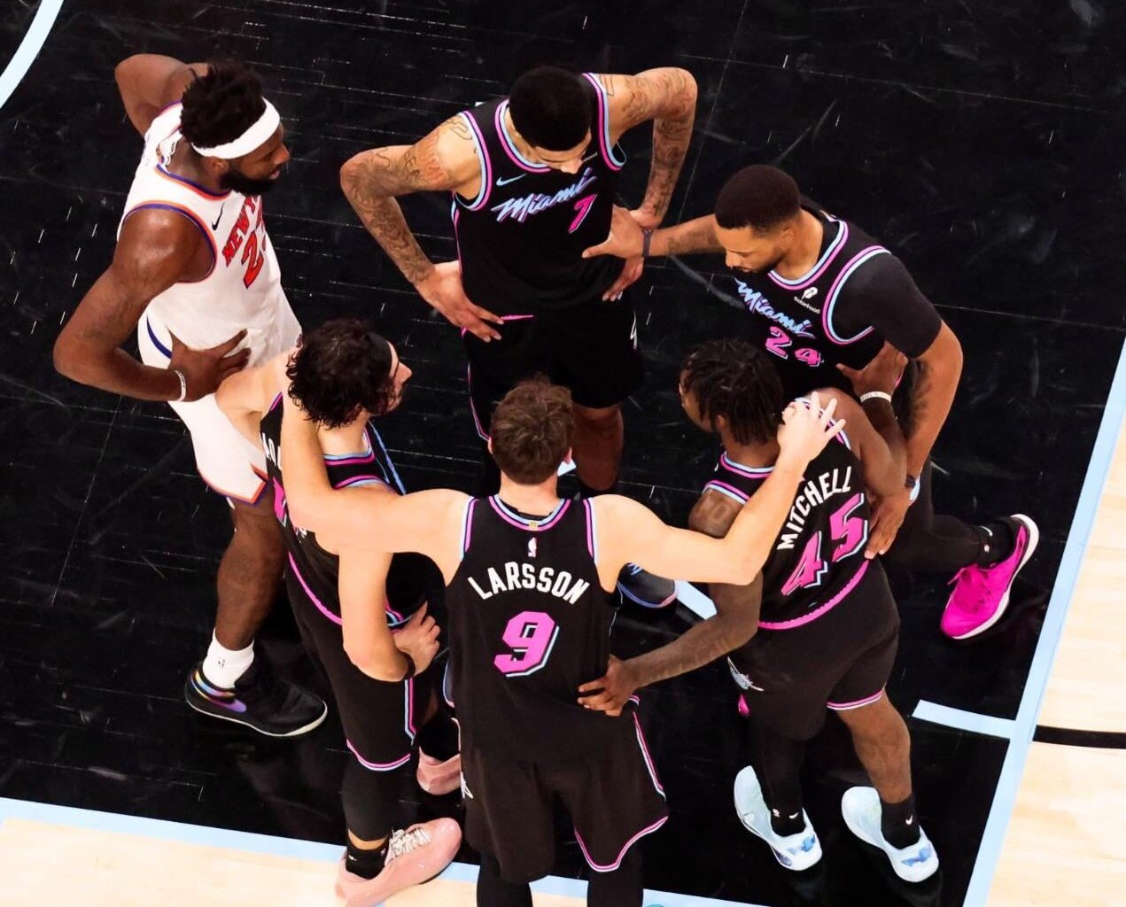 Caption this pic! 😸🐶  Mitchell Robinson crashes boards AND the Heat’s team huddle!! 🤩  What did Mitch say?