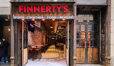 Just touched down in Manhattan for work this week. Headed to Finnerty’s tomorrow to see Glock Purdy take down the Cards. What time should we get there to get a spot at the bar or a table?