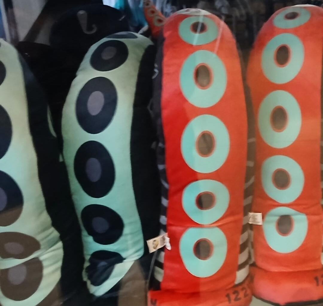 Looking for ideas on how to mount a tentacle to display on desk w/o it flopping over.