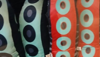 Looking for ideas on how to mount a tentacle to display on desk w/o it flopping over.