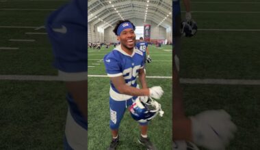 Which teammate would you take caroling?! 🎶🎄 #shorts #nfl #giants #nygiants #newyorkgiants