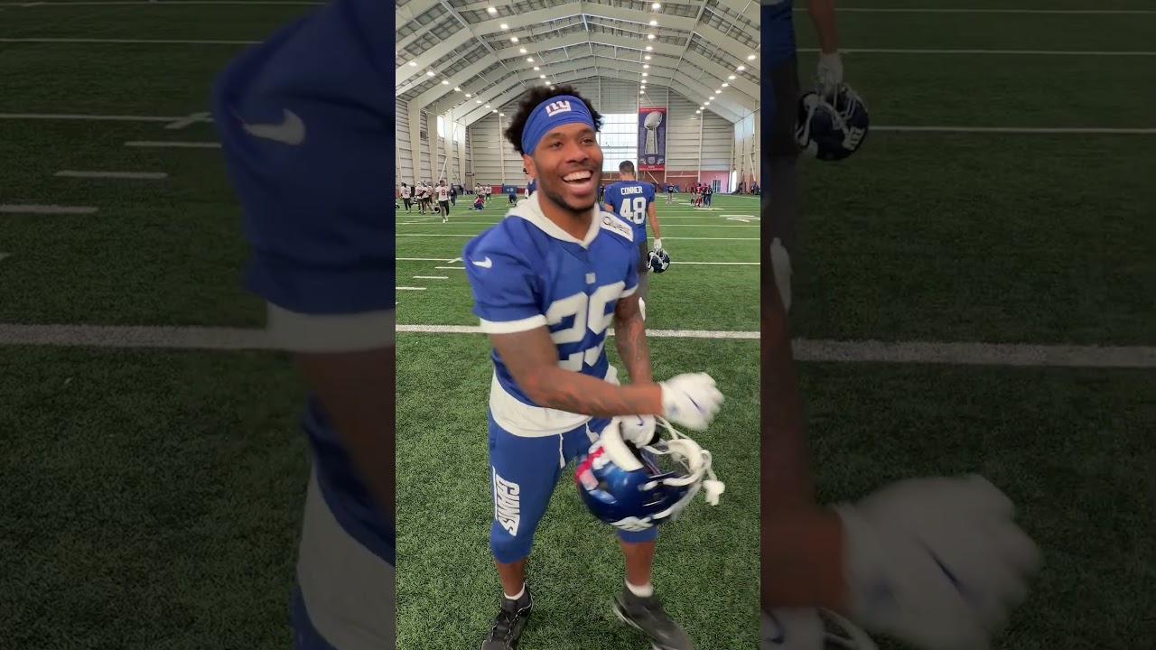 Which teammate would you take caroling?! 🎶🎄 #shorts #nfl #giants #nygiants #newyorkgiants